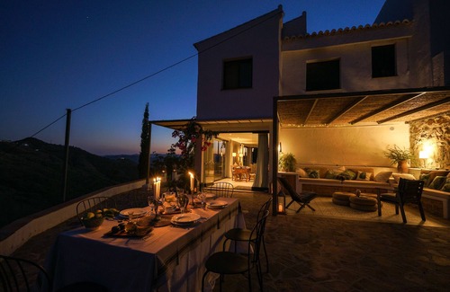 Canillas de Aceituno House | Mountain refuge next to the Sierra de Tejeda Natural Park