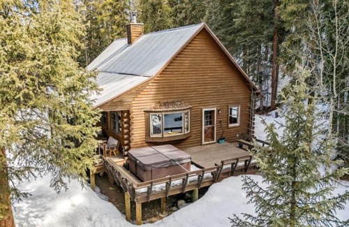 Blue River House | Mountain Escape with Hot Tub and Lounge Area