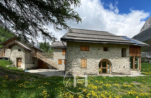 Monetier-les-Bains Ski Chalet | Mountain chalet -S'erre Chevalier Parc des écrins ski vtt hiking