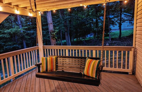 Kabletown House | Mountain Getaway - 7 beds (2 King) - Large Common Area