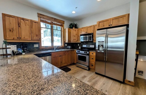 Keystone House | Mountain getaway with free shuttle and hot tub