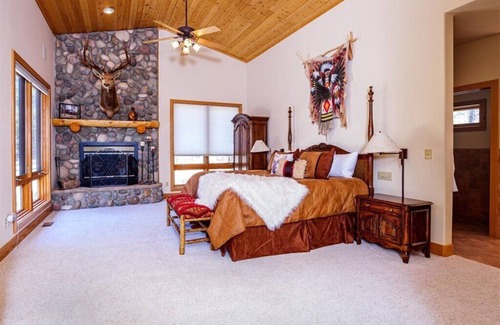 Lake George Cabin | Mountain Lodge with sauna-350acres. 5 minutes from fishing, kayaking, boating