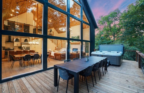 McArthur Apartment | Mountain Luxury Design + Barrel Sauna | Hot Tub | Fire Pit | Private Hiking Trails