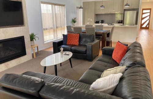 Bright Apartment | Mountain Mist Apartments