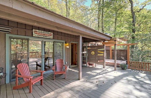Wiley Cabin | Mountain Retreat Getaway by Lake Burton, HOT TUB!