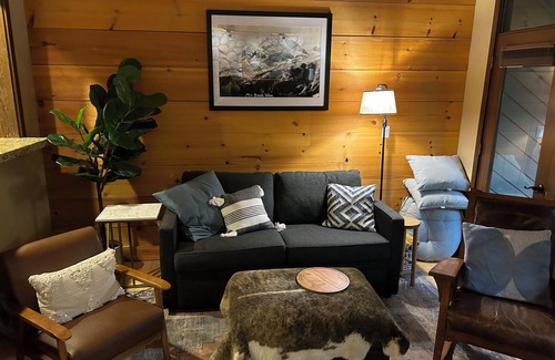 Glacier Condo | Mountain Retreat near mt Baker, cozy 1bedroom Condo w/Pool, Hot Tub, Crib, wifi
