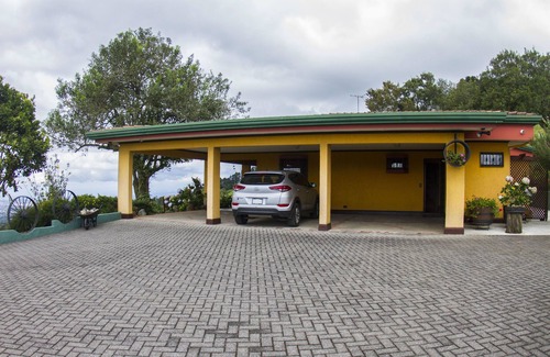 Llano Grande House | Mountain Retreat with Spectacular View Overlooking San Jose