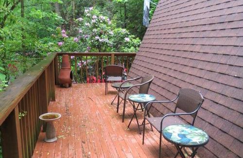 Chalet Village Ski Chalet | Mountain Springs Chalet - Cozy, Private, Original A-Frame Chalet with access to Buckberry Cree, Views of the Hardwood Forest, very close to Ober Gatlinburg, the Great Smoky Mountains National Park, and Downtown Gatlinburg in the Smokies