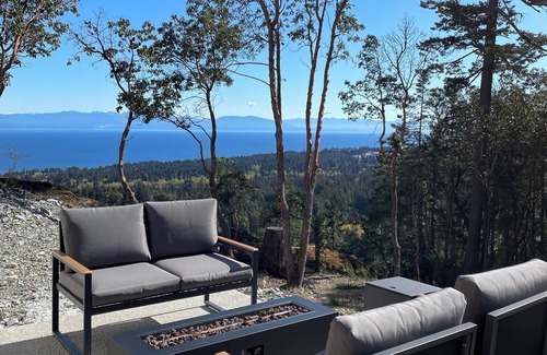 Regional District of Nanaimo House | Mountain Suite ⭐️ Ocean View Fire Pit ⭐️ Heated Bath Flr ⭐️ Near Nanaimo Ferry ⭐️ WD