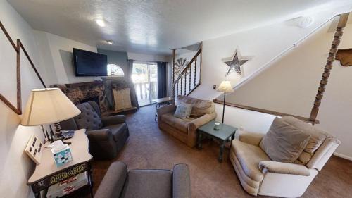 Red River House | Mountain View 3 - Grill - WiFi - Mountain Views - Washer - Dryer - Garage Access - Walk to Everything