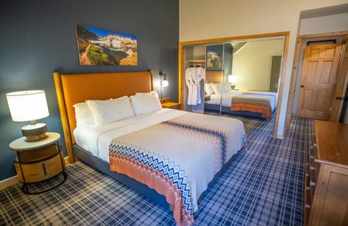 Mammoth Lakes Hotel | Mountain-View Alpine Room with Kitchen Near Scenic Trails & Ski Areas
