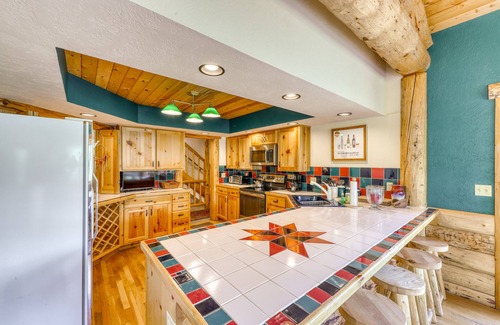 Baldy Mountain Cabin | Mountain view cabin with hot tub, pool table, gas fireplace - near town