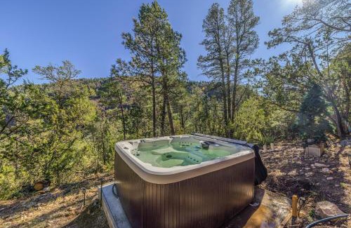 Ruidoso House | Mountain-View Cabin with Hot Tub in Ruidoso!