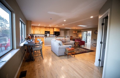 Strawberry House | Mountain View Escape – Peace, Privacy & Comfort