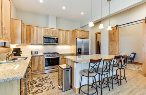 Fraser Condo | Mountain-View Fraser Condo w/Balcony + Hot Tub!