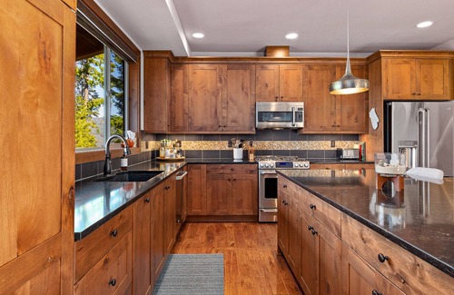 Cle Elum House | Mountain-view house with hot tub, chef's kitchen, fireplace, and home office