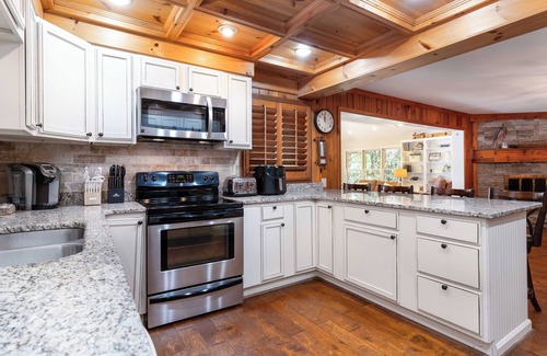 Hiawassee House | Mountain-View Lakefront Cabin Retreat.