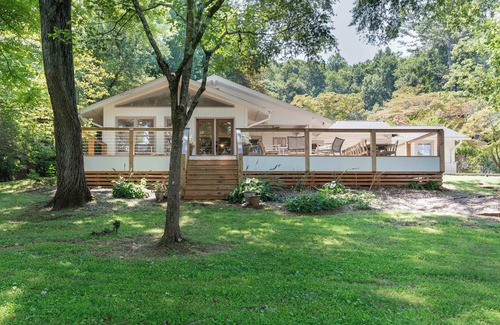 Hiawassee House | Mountain-View Lakefront Cabin Retreat.