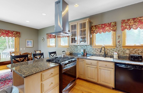 Mountainside House | Mountain view retreat with a hot tub, grill, & firepit - shared athletic courts