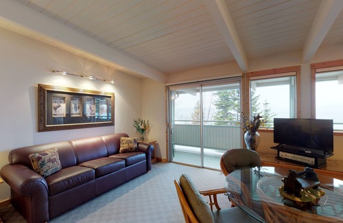 Polson Apartment | Mountain-view studio on Flathead Lake with jetted tub & swimming docks