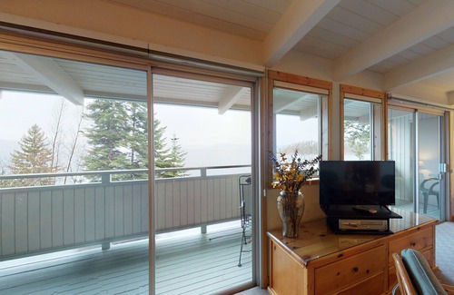 Polson Apartment | Mountain-view studio on Flathead Lake with jetted tub & swimming docks