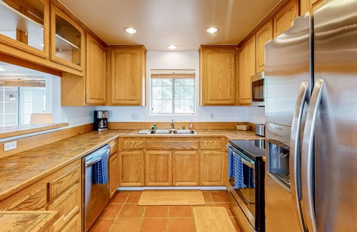 Indian Cove House | Mountain-view desert retreat with central AC, fireplace, lanai, & washr/dryer