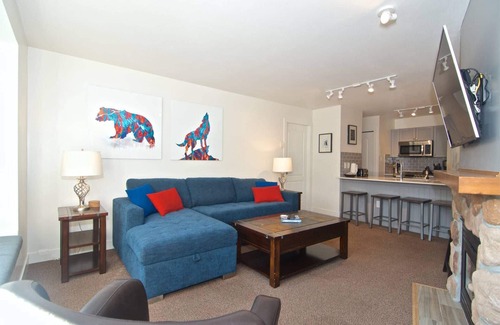 Village North Condo | MOUNTAIN VIEWS + VILLAGE LOCATION! Professionally Managed + Cleaned