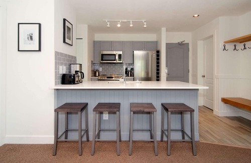 Village North Condo | MOUNTAIN VIEWS + VILLAGE LOCATION! Professionally Managed + Cleaned