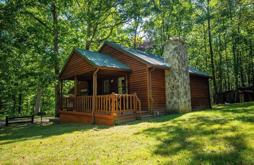 Hico Cabin | Mountaineer Cabin 2 - Hot Tub & Fireplace close to New River Gorge National Park