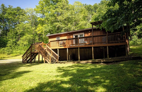 Summerlee Cabin | Mountaineer Cabin 5 - 3 Bdrm with Hot Tub close to New River Gorge National Park