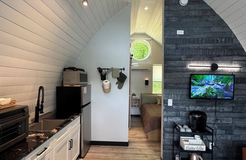 Bakersville House | Mountains - Romantic, Hot Tub, Campfire, Green
