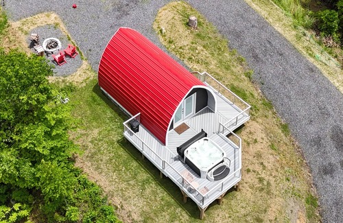 Bakersville House | Mountains - Romantic, Hot Tub, Campfire, Red