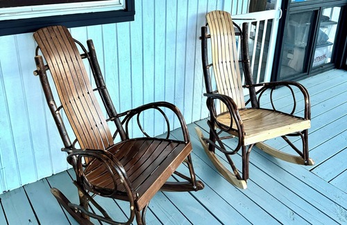 Kirby Cabin | Mountaintop 2-bedroom cabin with outdoor soaking tub, Starlink, firepit, hammock