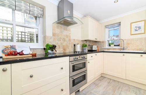 Mousehole Cottage | Mousehole Cottage, stylish with sea views, parking & close to village centre