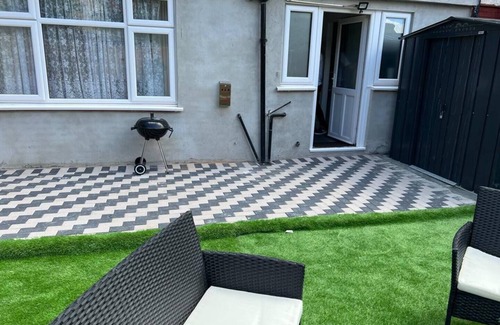 Redbridge Apartment | Moydom- Cosy one bed apartment- 2 mins from Gants Hill Tube station