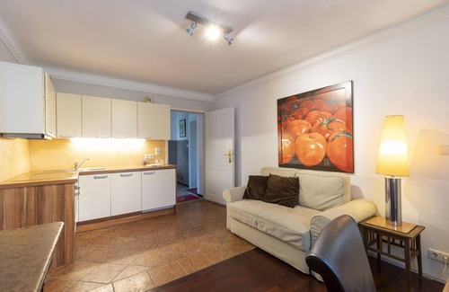 Taxham House | MOZART APARTMENT PAPAGENA