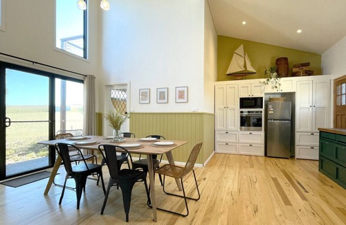 Sunderland Bay Apartment | Mr Bass Coastal Cottage w/Farm Views