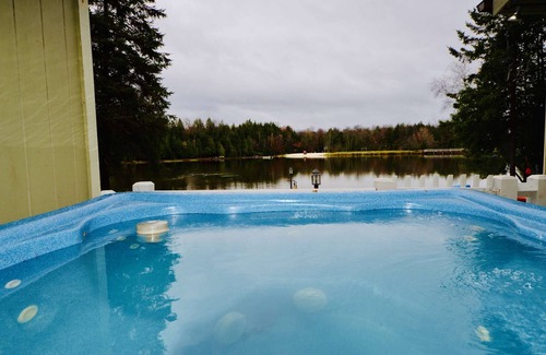 Blakeslee Cottage | ⛷️⛱️⛰️Mt. Maplewood Lake Front❤️Romantic★1BR★HotTub★Fireplace★Games★Dogs+