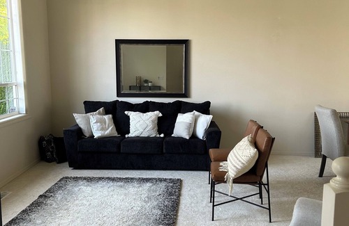 Northeast Tacoma House | Mt Rainier View Room n/Private Room & Bathroom in our Home.