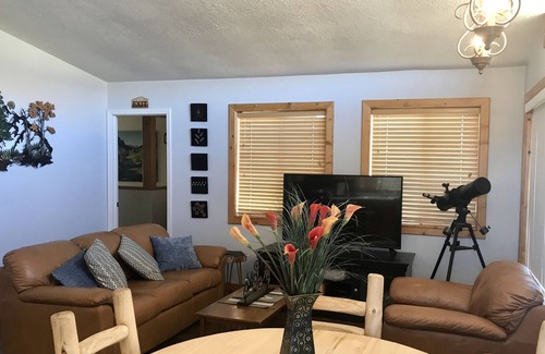 Apple Valley House | Mt. Views, Xtra Sanitized, Quiet, Loaded Rec Room, 2 living areas