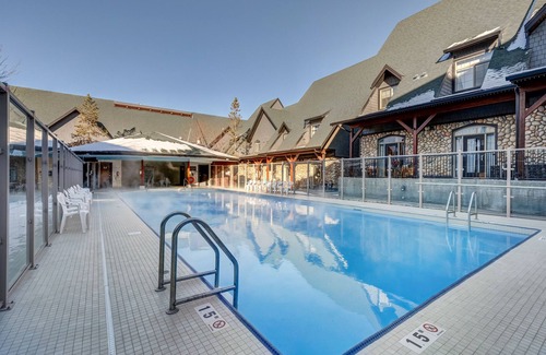 Canmore Ski Chalet | MTN Chalet: Year-round Pool w/Hot Tub, BBQ, AC; 2BR-2BA, Walk anywhere in 15 min
