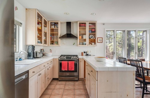 Shady House | Mtn. RETREAT Watch Leaves Change From Hot Tub on the Deck. Min to Town, Pvt