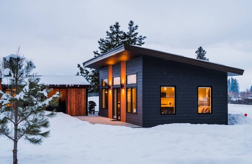 Kalispell House | Mtn view 1-bd cabin with hot tub