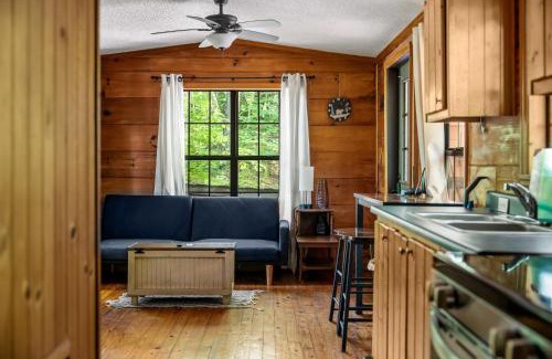 Gatlinburg - Pigeon Forge House | MTN Views, Hot Tub, WiFi, Sleeps 3