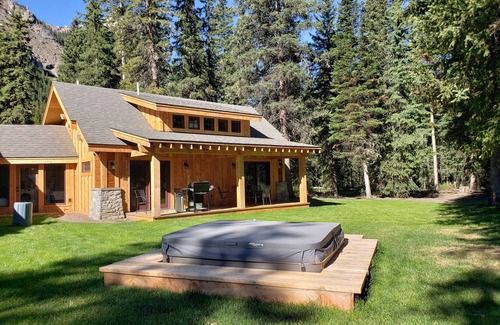 Cooke City-Silver Gate Cabin | MTNLUX Guest House Creekside Sauna and Hot tub