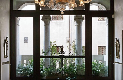 Castello Apartment | Muazzo Palace:Balcony Canal sleeps 8 gym sauna .small deposit. Luggage storage