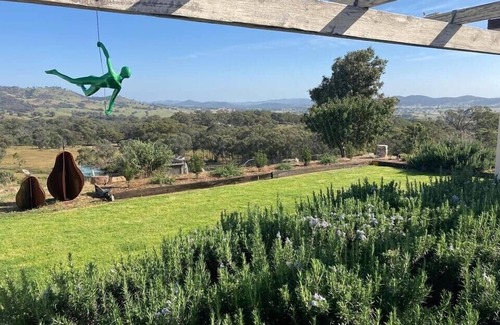 Collingwood House | MUDGEE - expansive views, complete privacy, dog friendly holiday cottage