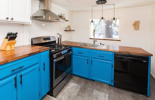 Truckee Cabin | Multi-Generation retreat! Pet friendly w/fenced yard. 5 min to lake & trails.