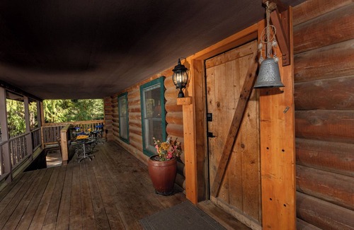 Blanchard Cabin | Multi-Level Forest Lodge Near Silverwood w/Vintage Ice Cream Parlor + Theater