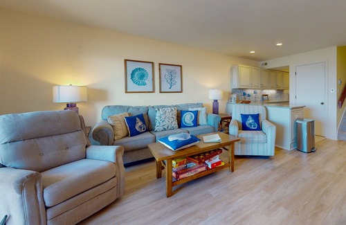 Pine Knoll Shores Condo | Multi-level, oceanfront condo with WiFi, W/D, & community pool/tennis courts